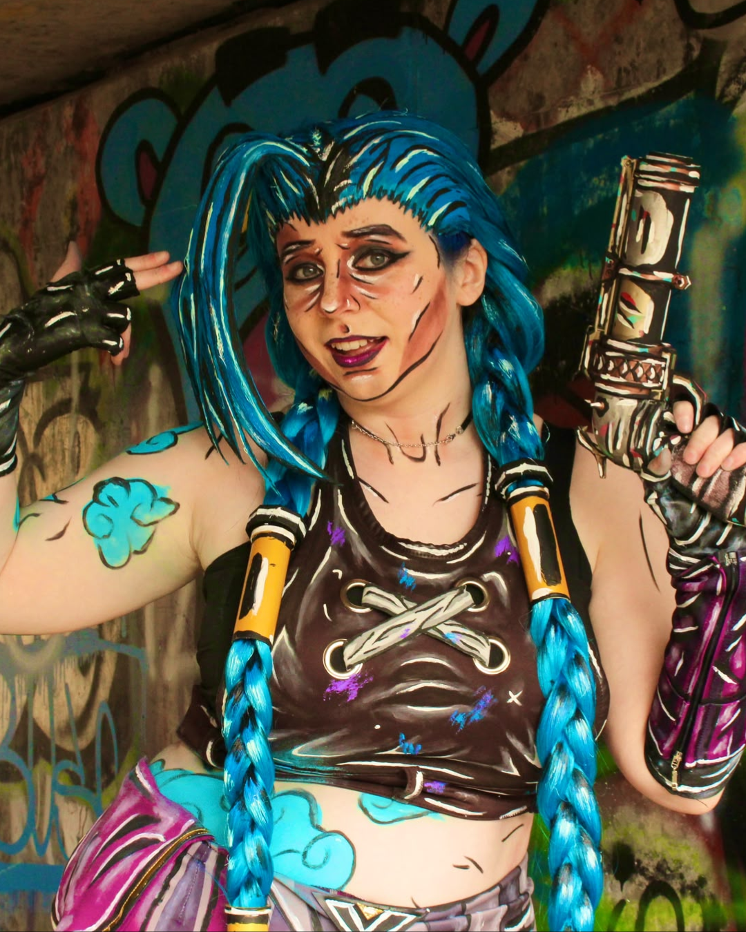 Celshaded Jinx cosplayer smiling