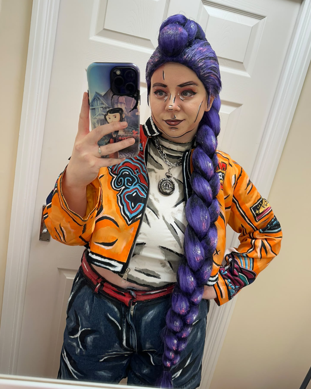 Celshaded Rumi cosplayer taking a mirror selfie