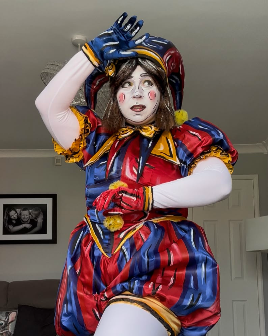 Celshaded Pomni cosplayer looking scared